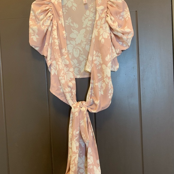 NanaMacs “A Love For the Ages Floral Puff Sleeve Wrap Top” in Blush, Size Medium - Picture 5 of 6